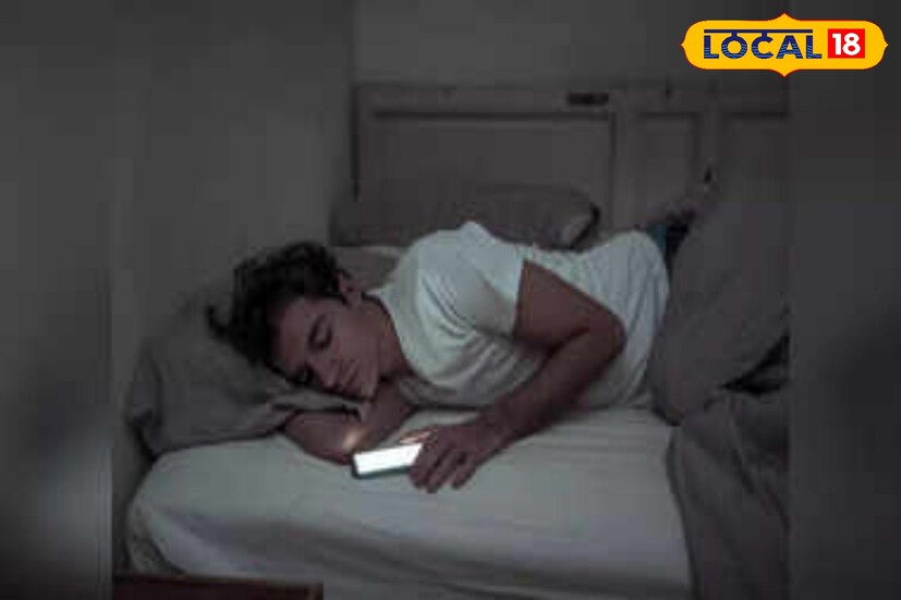 নিয়মিত মাথার কাছে মোবাইল রেখে শুয়ে পড়লে ঘুমের মধ্যে ব্রেনের গতিবিধি কিছুটা হলেও বেড়ে যায়। এমনকি মোবাইল থেকে বেরনো তরঙ্গের দৌলতে মস্তিষ্কে শর্করার পরিমাণ উর্ধ্বমুখী হওয়ার আশঙ্কাও থাকে। সুস্মিতা গোস্বামী 