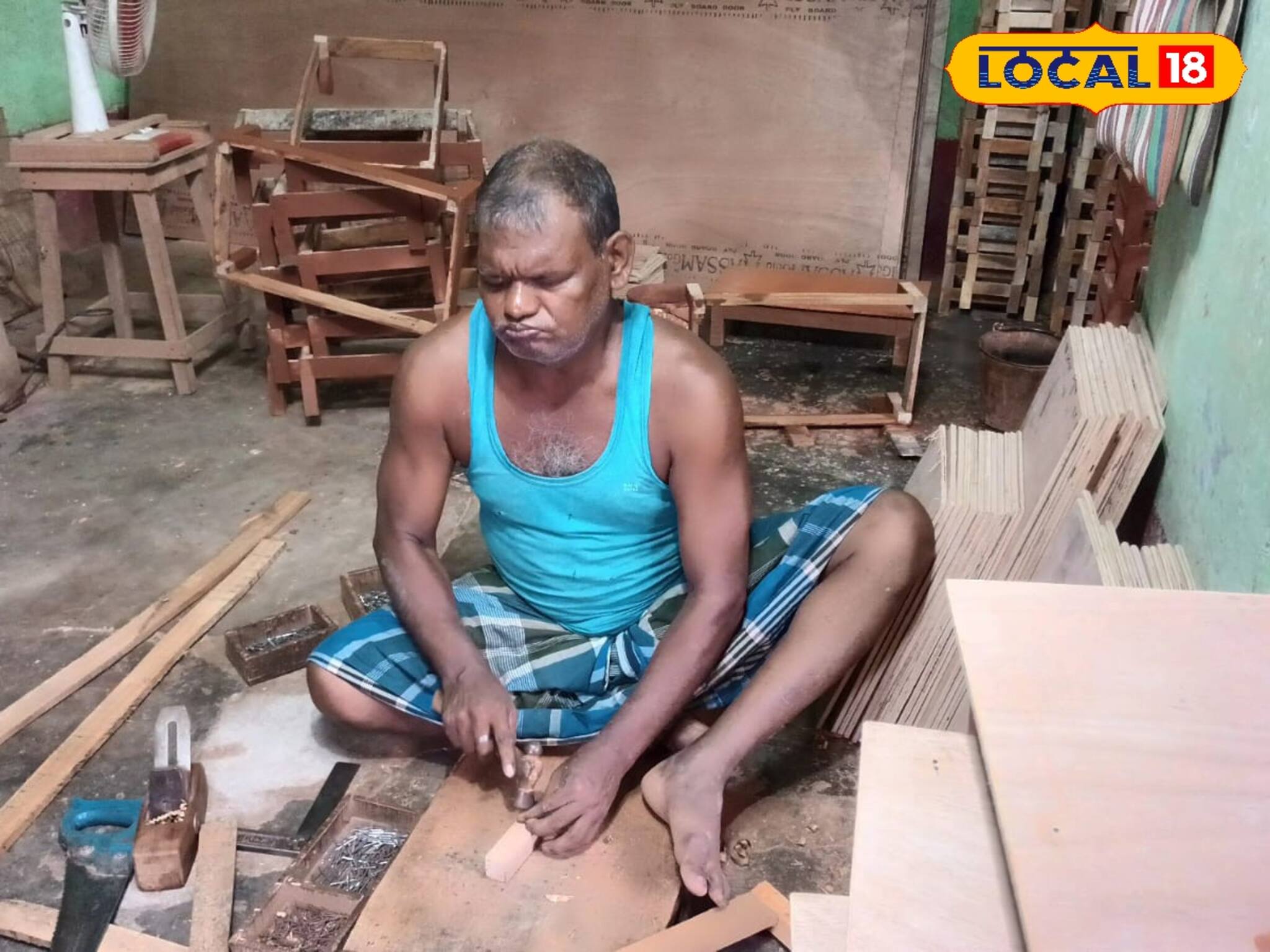 আশ্চর্য! দৃষ্টিহীন বিশ্বকর্মা, দু'চোখই অচল, ঠাকুরের আসবাব বানিয়ে রোজগার বৃদ্ধের