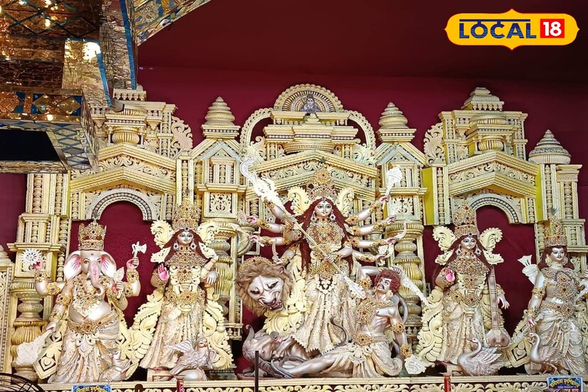একটি নামকরা গয়নার দোকানের গয়না দিয়ে এবারেও প্রতিমাকে সাজিয়ে তোলা হবে সোনা দিয়ে। কল্যাণীর চর্চিত পুজোগুলির মধ্যে অন্যতম কল্যাণী আইটিআই মোড় লুমিনাস ক্লাব দুর্গোৎসব কমিটির পুজো।
