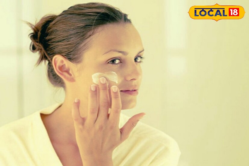 রাতে ঘুমনোর আগে ময়েশ্চারাইজার লাগাতে ভুলবেন না। মুখের পাশাপাশি গলায় এবং ঘাড়েও ময়েশ্চারাইজার লাগান। হাত, পায়ের পাতা, হাঁটু, কনুইতেও ময়েশ্চারাইজার লাগান।