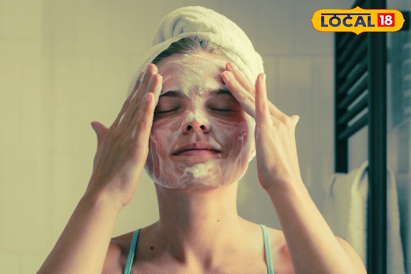 ত্বকের পরচর্চার শুরুটা করুন ত্বক পরিষ্কার করা দিয়ে। যদি মেকআপ করেন তবে সেটা তোলা আগে জরুরি। এরপর নাকের দু’পাশ, চোখের তলা ভাল করে ফেসওয়াশ দিয়ে পরিষ্কার করে নিন।