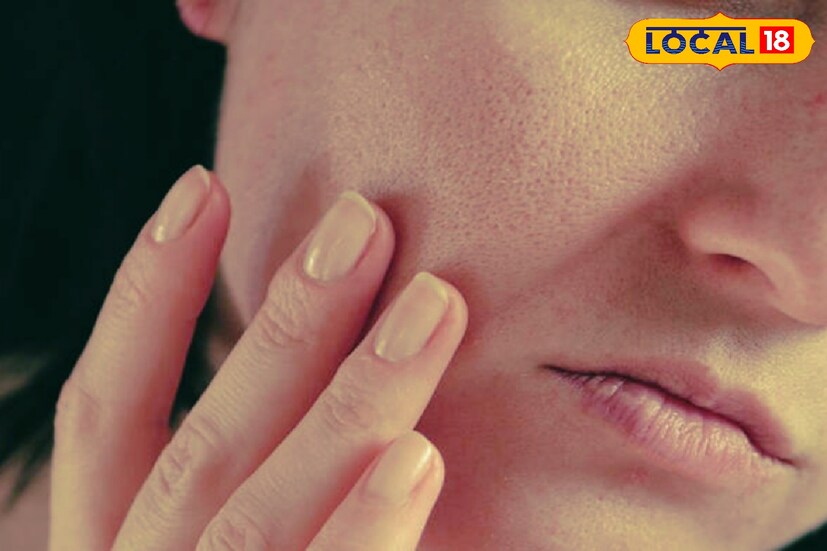 সারা দিনের ব্যস্ততায় এখন নাওয়া-খাওয়ার সময় নেই কারোও। দিনভর ক্লান্তির ছাপ স্পষ্ট হয়ে ফুটে উঠছে এই ত্বকের মধ্যে। বাইরের ধুলো-ধোঁয়া, দূষণে ত্বক হয়ে উঠছে রুক্ষ, নির্জীব প্রকৃতির। কিন্তু চিন্তা করবেন না! পুজোর আগেই খুব সহজেই ত্বকে ফিরিয়ে আনুন জেল্লা 