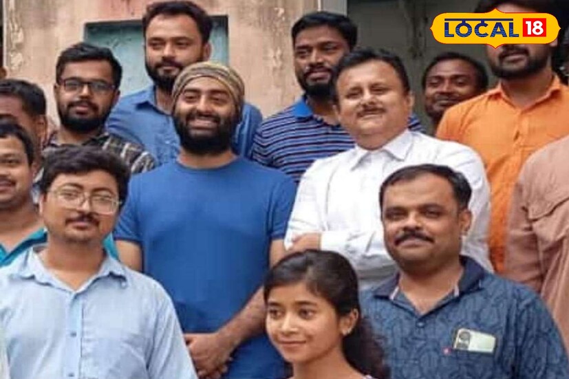 একটি পুরনো মামলায় গায়ক অরিজিৎ সিং এসে উপস্থিত হন বহরমপুর আদালতে। তখন গায়ককে দেখে চমকে যান সকলেই। চোখের সামনে প্রিয় গায়ক অরিজিৎ সিং-কে দেখতে পেরেই সেলফি তোলার জন্য ভিড় জমে যায়। তবে গায়ক কাউকেই নিরাশ করেনি।