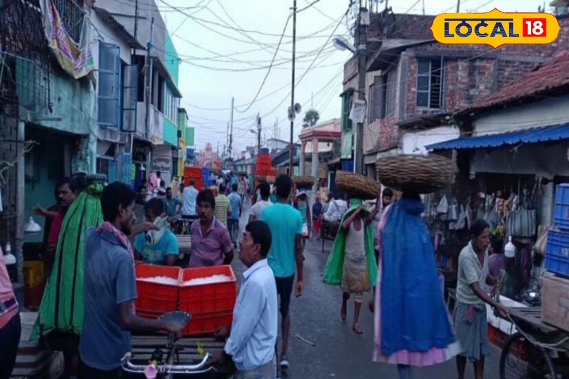 এই বাজারে মন মন ইলিশ ঢোকে। জেলেরা জাল থেকে ধরেই মাছ এই বাজারে নিয়ে আসেন বিক্রির জন্য।