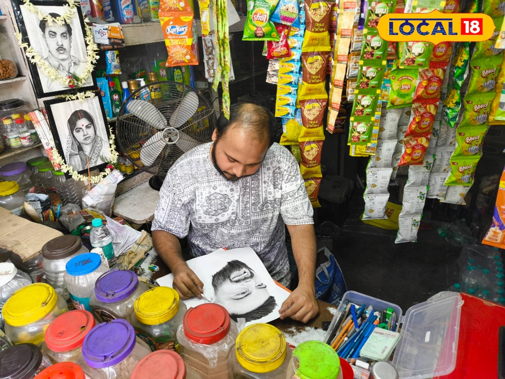 মুদিখানা সামলেই নিজের স্বপ্নপূরণ! দোকানে বসে দক্ষ হাতে তাক লাগালেন ২৫-এর যুবক