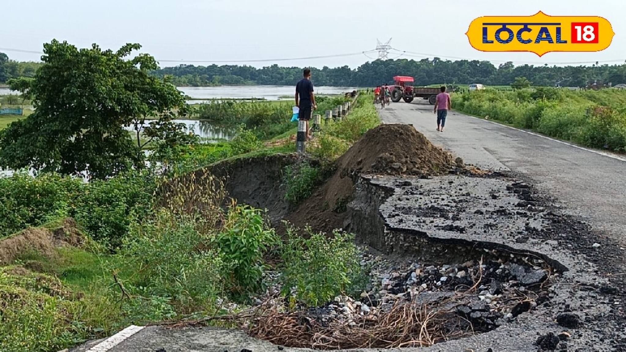 Vital Road Collapse: টানা বৃষ্টিতে আচমকা রাস্তার মাঝে ধস! তারপর যা হল...