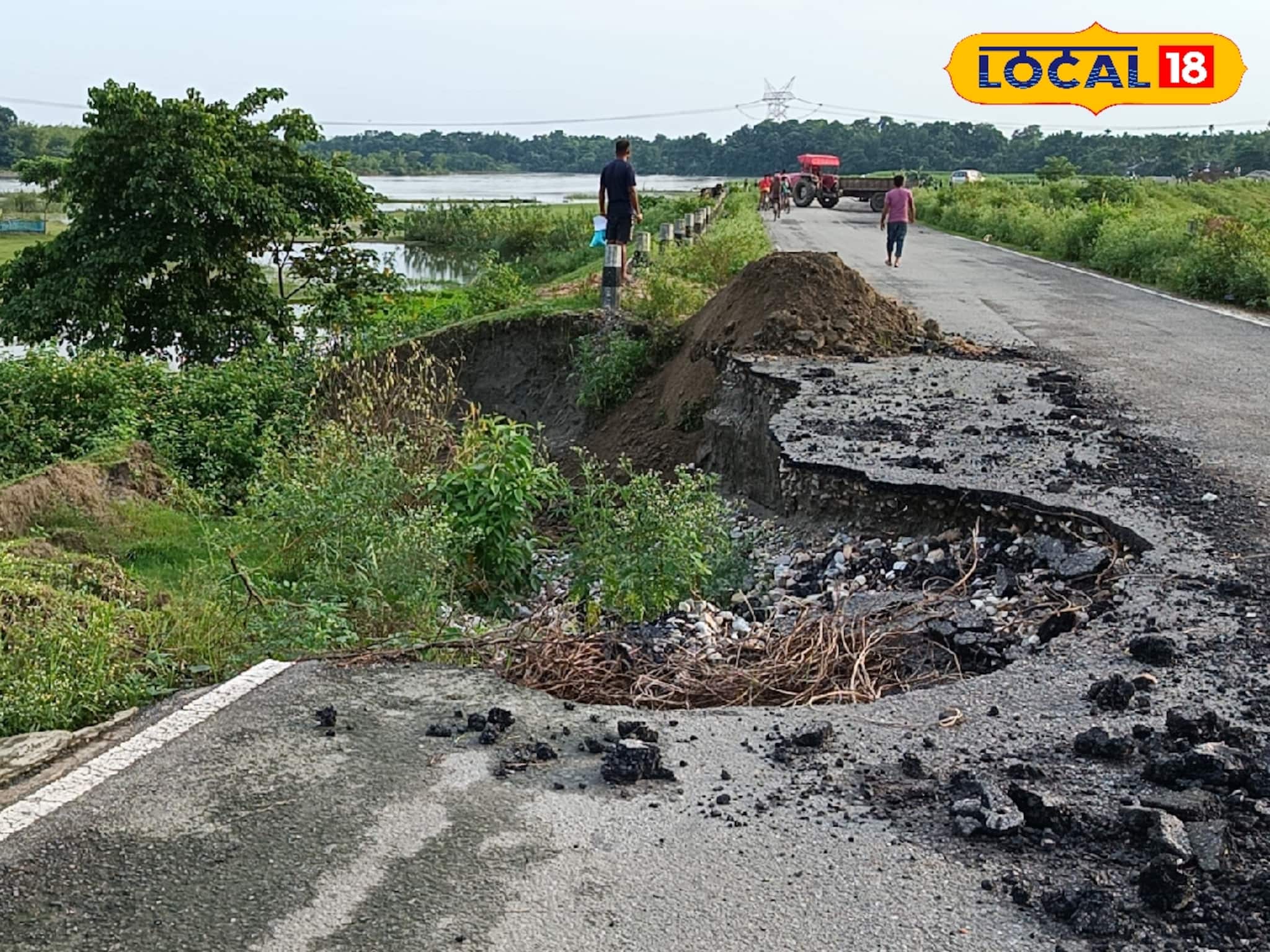 টানা বৃষ্টিতে আচমকা রাস্তার মাঝে ধস! তারপর যা হল...