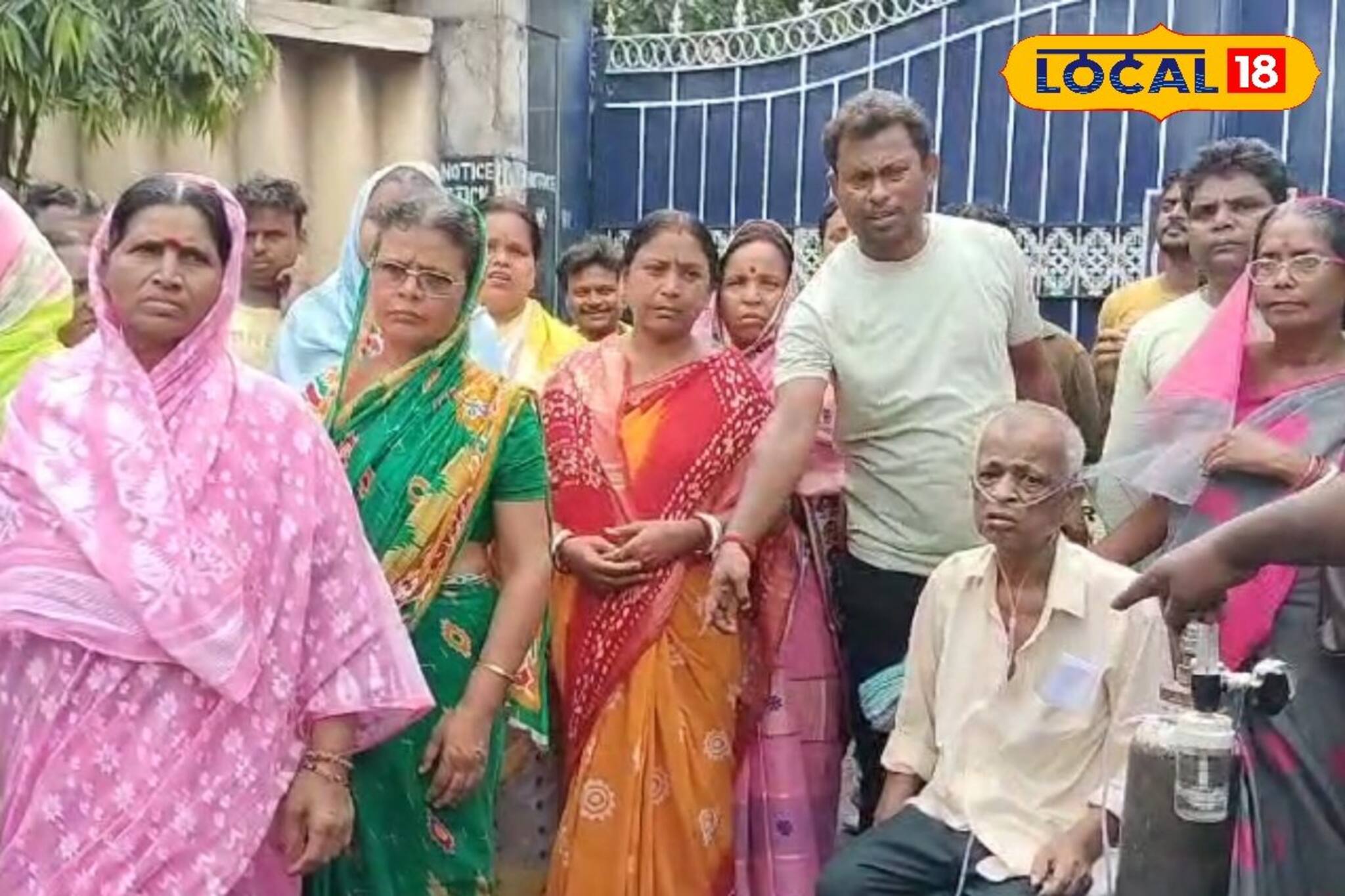 নাকে অক্সিজেন নল, সঙ্গে সিলিন্ডার নিয়ে কারখানার গেটের সামনে কর্মীরা!