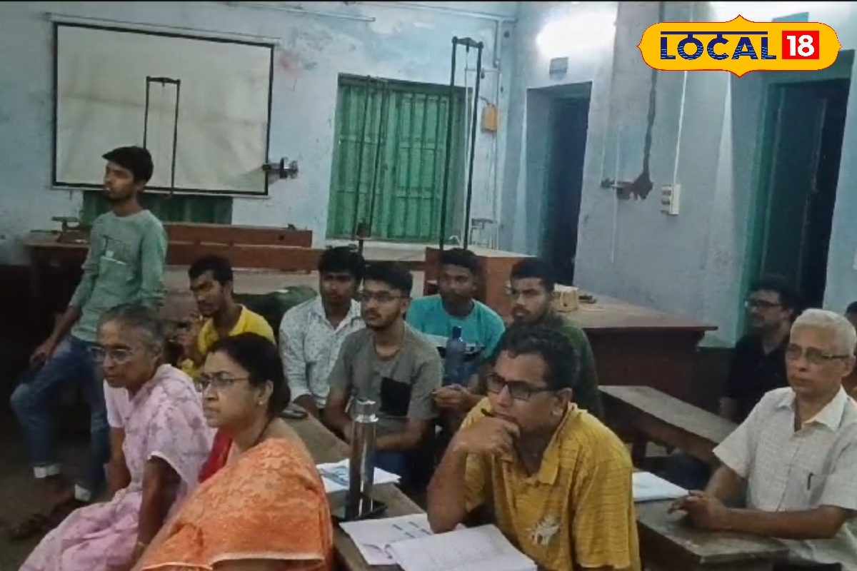 ভবিষ্যতে বিজ্ঞানী হওয়ার স্বপ্ন দেখছেন? শান্তিপুর কলেজে পড়ানো হচ্ছে এইসব বিষয় ভবিষ্যতে বিজ্ঞানী হওয়ার স্বপ্ন দেখছেন? শান্তিপুর কলেজে পড়ানো হচ্ছে এইসব বিষয়