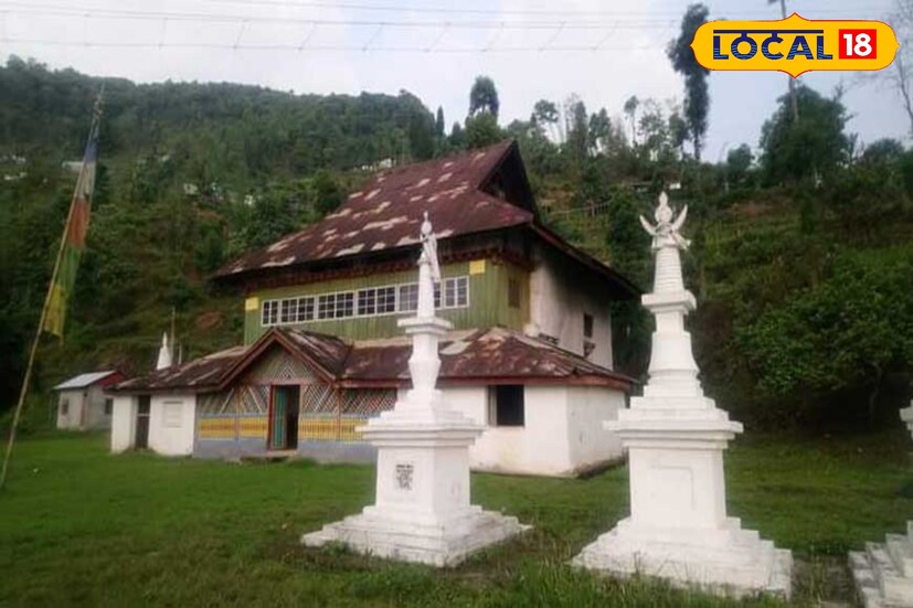 *দার্জিলিংয়ে এই গ্রামের অন্যতম আকর্ষণ হল নেজি মনেস্ট্রি নামের একটি প্রাচীন গুম্ফা। এটি ১৯৬০ সাল নাগাদ তৈরি হয়েছিল। শোনা যায়, এই কাঠের গুম্ফাটি নাকি তেন্দুক রাজার প্রাসাদ ছিল। ভেতরটা প্রাকৃতিক রঙ দিয়ে কারুকার্য করা। এছাড়াও তেন্দুক রাজার বংশধর অ্যান্ড্রুর তৈরি করা কার্মি ফার্ম হোমস্টেও এখানেই রয়েছে।