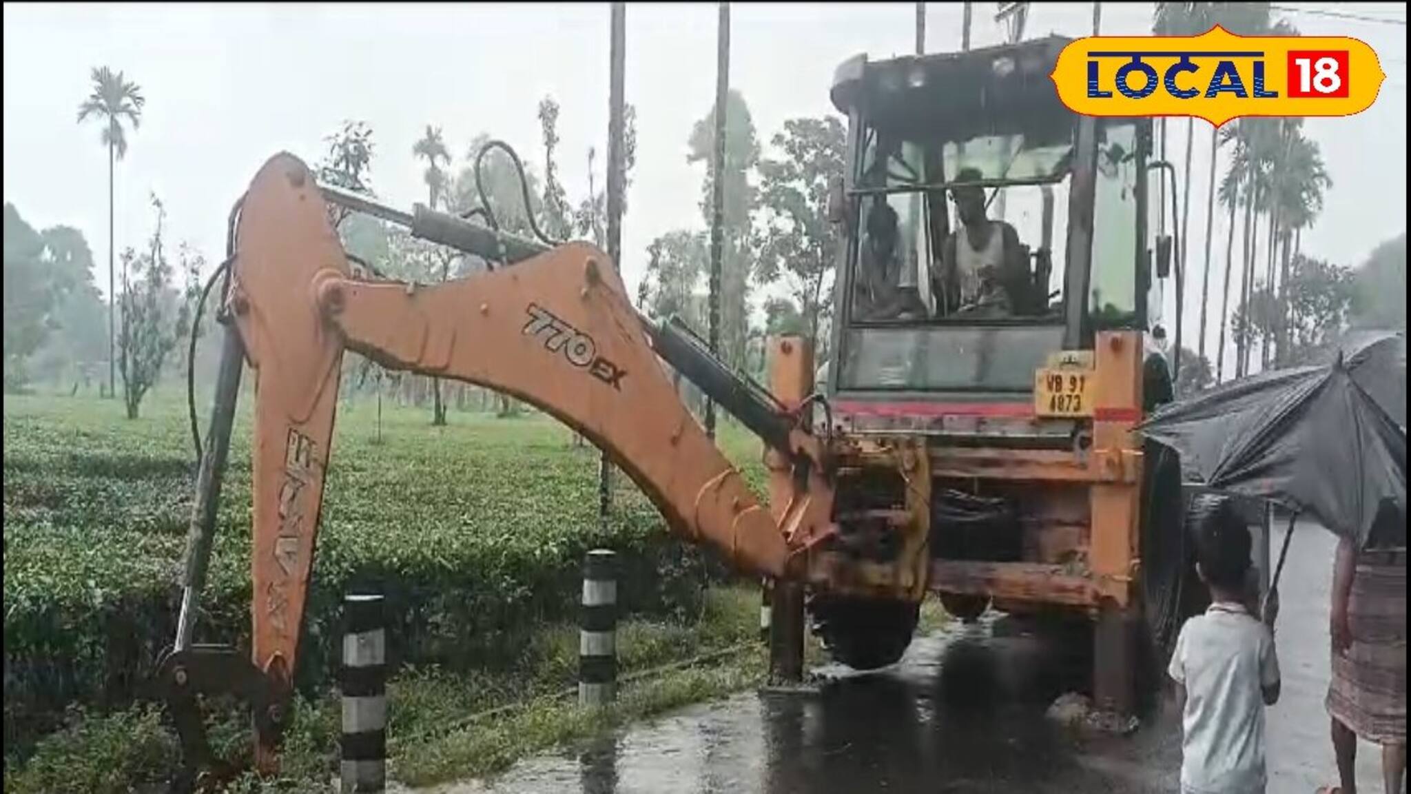 টানা বৃষ্টিতে জলমগ্ন এলাকা, জল বের করতে জোর লড়াই