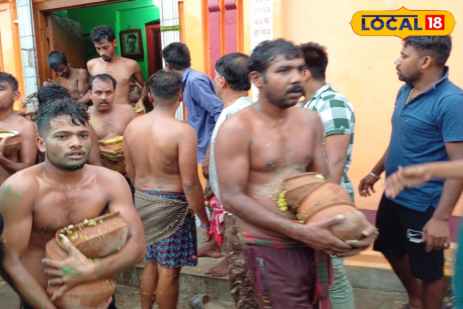 পুরীর জগন্নাথ মন্দিরে যখন রত্ন ভান্ডার খোলা হচ্ছে ৪৬ বছর পর,কড়া পুলিশি নিরাপত্তার বেষ্টনীতে। আর গুপ্তিপাড়ায় পুলিশের চোখের সামনেই লুট হল জগন্নাথের খাদ্য ভান্ডার! নীরব দর্শক পুলিশ। 