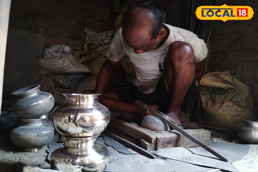 *বাঁকুড়ার লালবাজারের কামারপাড়া। ৩৫০ বছরের ইতিহাস। বিষ্ণুপুর থেকে রাজার ভয়ে পালিয়ে এসেছিলেন কামাররা। তারপর থেকেই বাঁকুড়া শহরের কামারপাড়ায় শোনা যায় কাঁসা পেটানোর আওয়াজ।