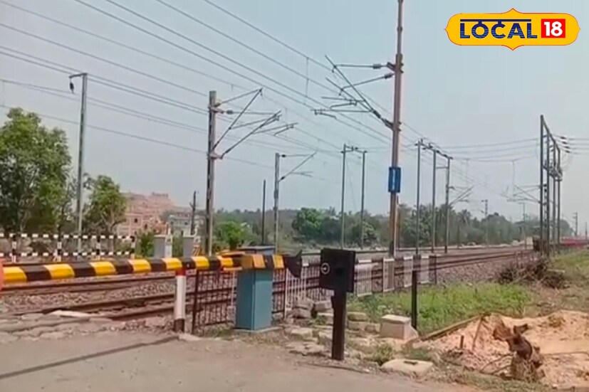 পূর্ব রেল সূত্রে জানা গিয়েছে, এমন ধরনের কাজকর্মের ফলে নানান ধরনের সমস্যার সৃষ্টি হতে পারে। ট্রেন চলাচলে বিঘ্ন হতে পারে। তাছাড়াও থাকে দুর্ঘটনার আশঙ্কা। রেলের আইন অনুযায়ী এমন ঘটনার জন্য আর্থিক জরিমানা বা কারাদণ্ডের নিদান রয়েছে।