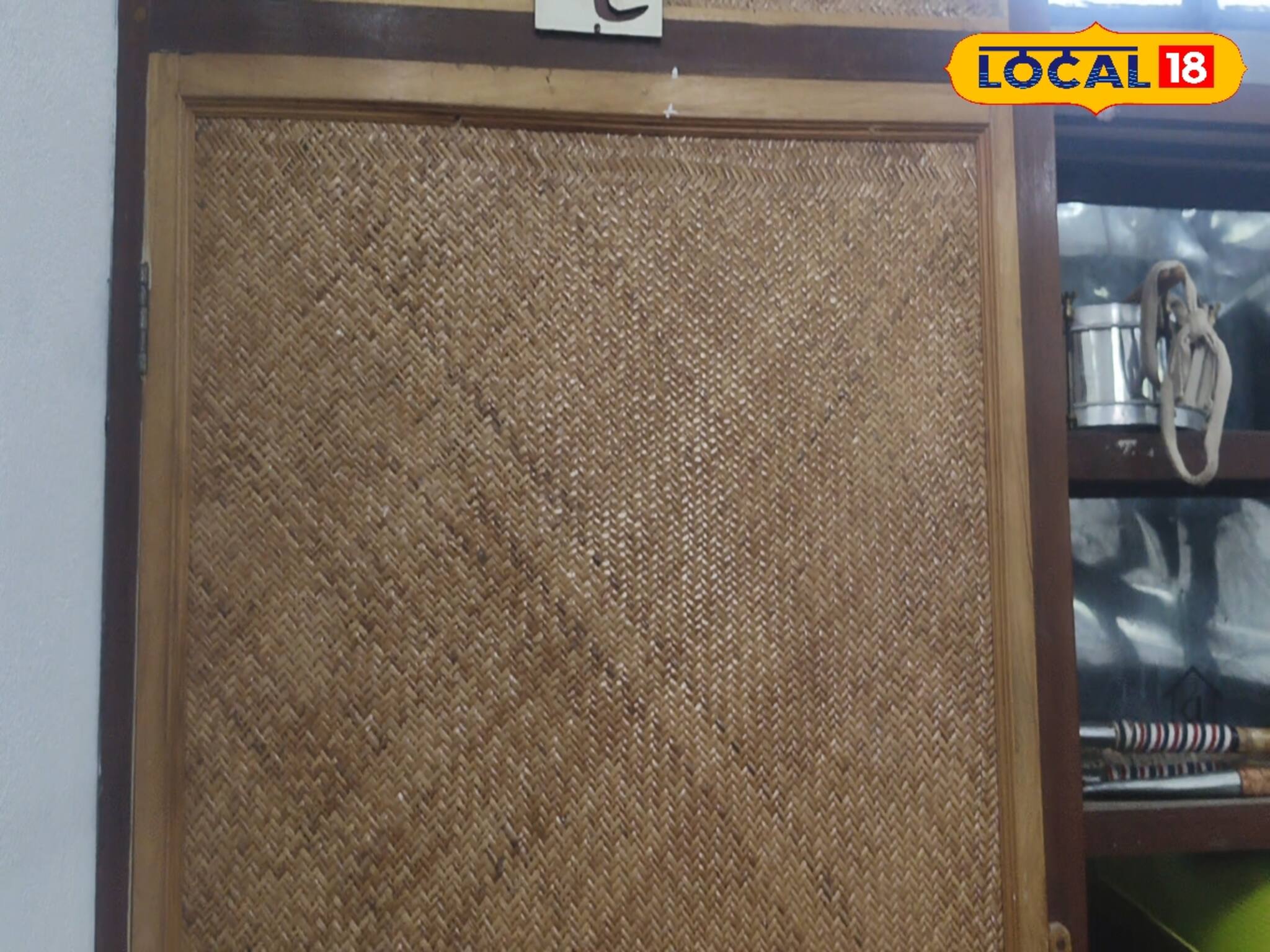 শুধু মেঝেতে নয়, এবার কলেজের ড্রেসিংরুমেও শীতলপাটির ব্যবহার