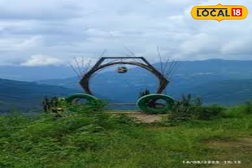 *জায়গাটি বেশ নির্জন, সেইসঙ্গে সবুজের সমাহার, পাহাড়, ঝরনা, অজানা পাখির ডাক,মেঘেদের আনাগোনা চোখ ধাঁধিয়ে দেবে। যতদূর চোখ যায় দেখতে পাবেন একের পর এক পাহাড়ের চূড়া। শুধু তাই নয়, এই ডুকা ভ্যালি থেকে আপনি অনায়াসেই ঘুরে আসতে পারেন লাভা, রিশপ, দাঁড়াগাঁও, কোলাখাম, রামধুরা, মারুনগাঁওয়ের মতো জায়গায়।