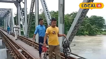 দুর্ঘটনাগ্রস্থ সাইকেলটি উদ্ধার করছে পুলিশ