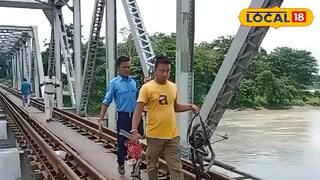 দুর্ঘটনাগ্রস্থ সাইকেলটি উদ্ধার করছে পুলিশ দুর্ঘটনাগ্রস্থ সাইকেলটি উদ্ধার করছে পুলিশ