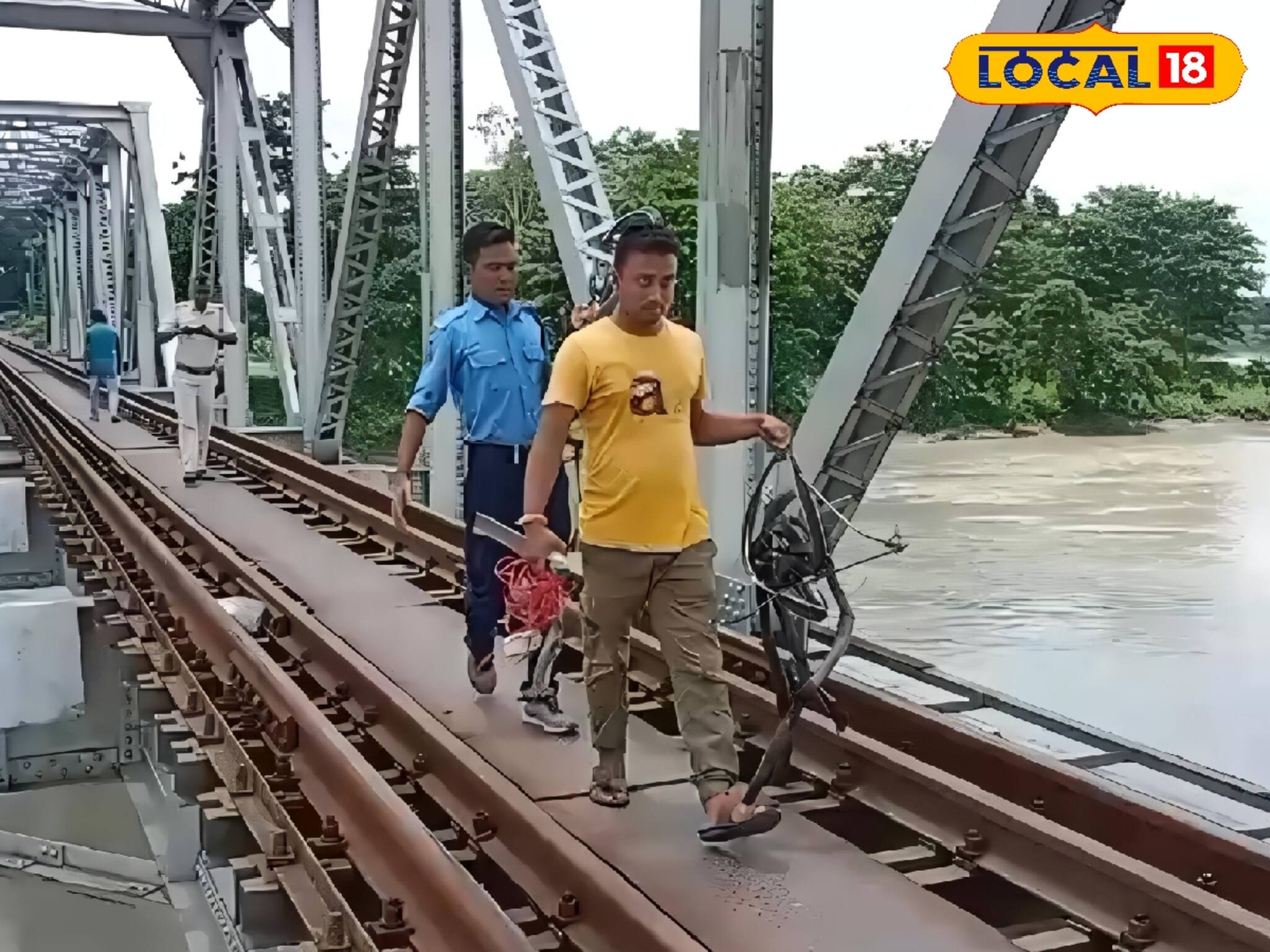 সীমাহীন ঝুঁকি! সাইকেল নিয়ে রেল ব্রিজ পারাপার ব্যক্তির! ট্রেনের ধাক্কায় শেষ