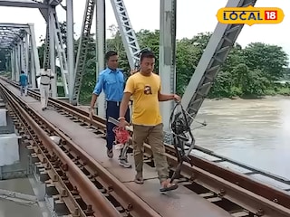 দুর্ঘটনাগ্রস্থ সাইকেলটি উদ্ধার করছে পুলিশ দুর্ঘটনাগ্রস্থ সাইকেলটি উদ্ধার করছে পুলিশ