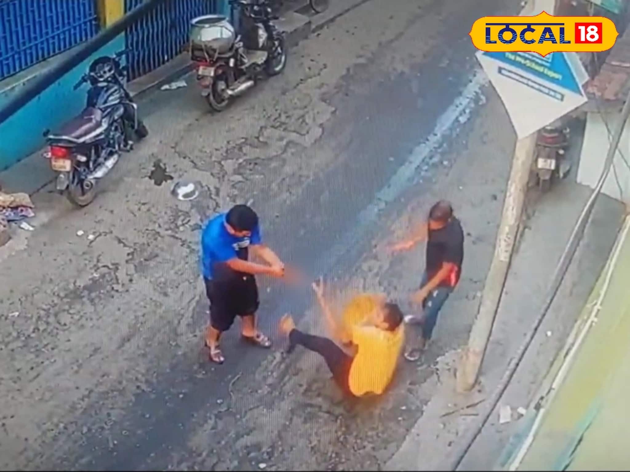 Nadia News: তোলা না দেওয়ার জের! ভরদুপুরে কৃষ্ণনগরের ব্যবসায়ীকে প্রকাশ্যে গুলি করার অভিযোগ Nadia News: তোলা না দেওয়ার জের! ভরদুপুরে কৃষ্ণনগরের ব্যবসায়ীকে প্রকাশ্যে গুলি করার অভিযোগ