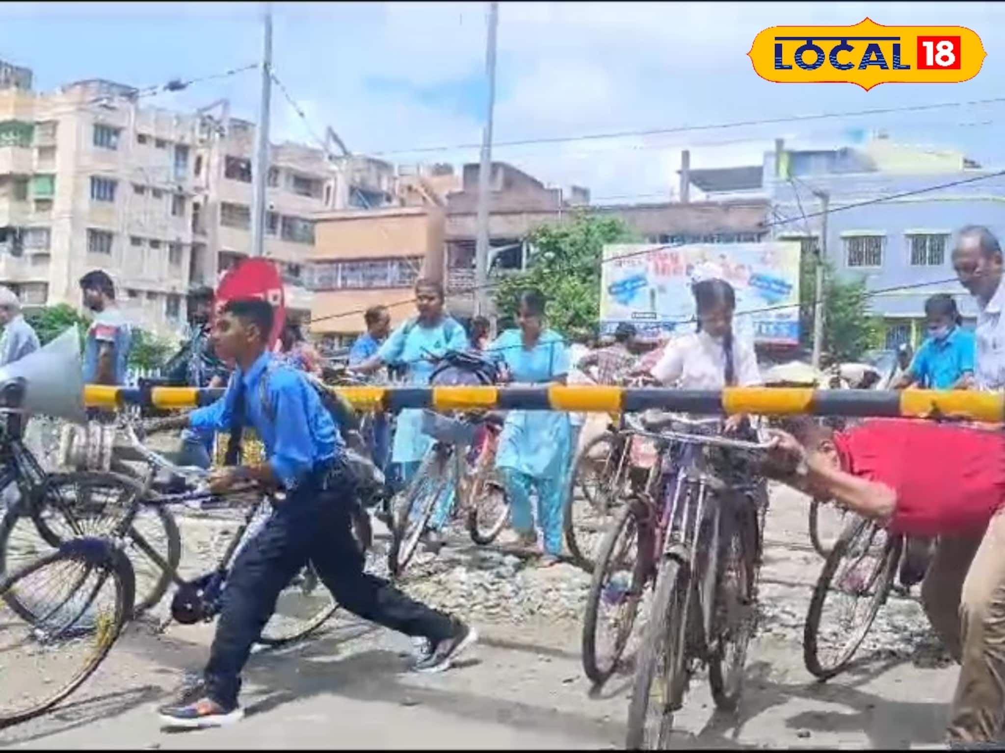 আন্ডার পাসের অভাবে জীবনের ঝুঁকি নিয়ে লাইন পারাপার