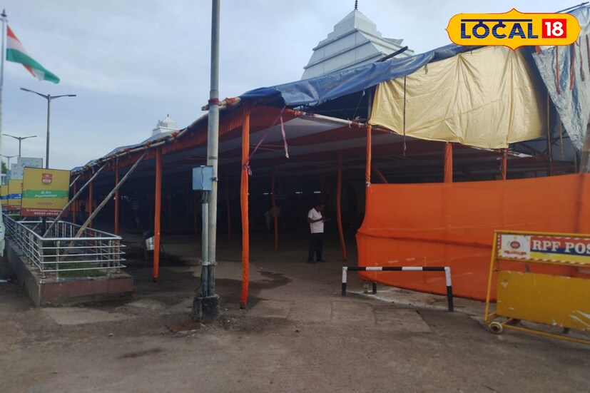 অন্যদিকে শ্রাবণী মেলায় আসা রেল যাত্রীদের জন্য প্রাথমিক চিকিৎসার ব্যবস্থা থাকছে। গুরুত্বপূর্ণ স্টেশনগুলিতে ব্যবস্থা করা হয়েছে প্রাথমিক চিকিৎসা কেন্দ্রের। এই প্যারামেডিকেল সেন্টারগুলিতে সর্বক্ষণ থাকবেন চিকিৎসকরা। এছাড়াও থাকছে অ্যাম্বুলেন্স পরিষেবা।