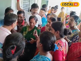 স্কুলে গিয়ে অভিভাবকদের বিক্ষোভ