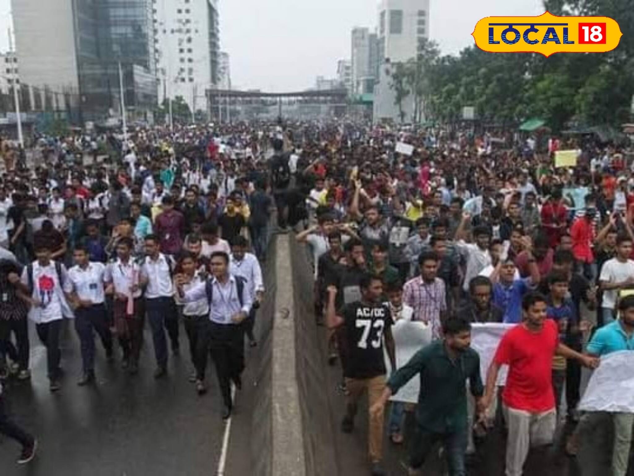 চোখে-মুখে আতঙ্ক স্পষ্ট! অগ্নিগর্ভ বাংলাদেশ থেকে ফুলবাড়ী হয়ে ভারতে পড়ুয়ারা
