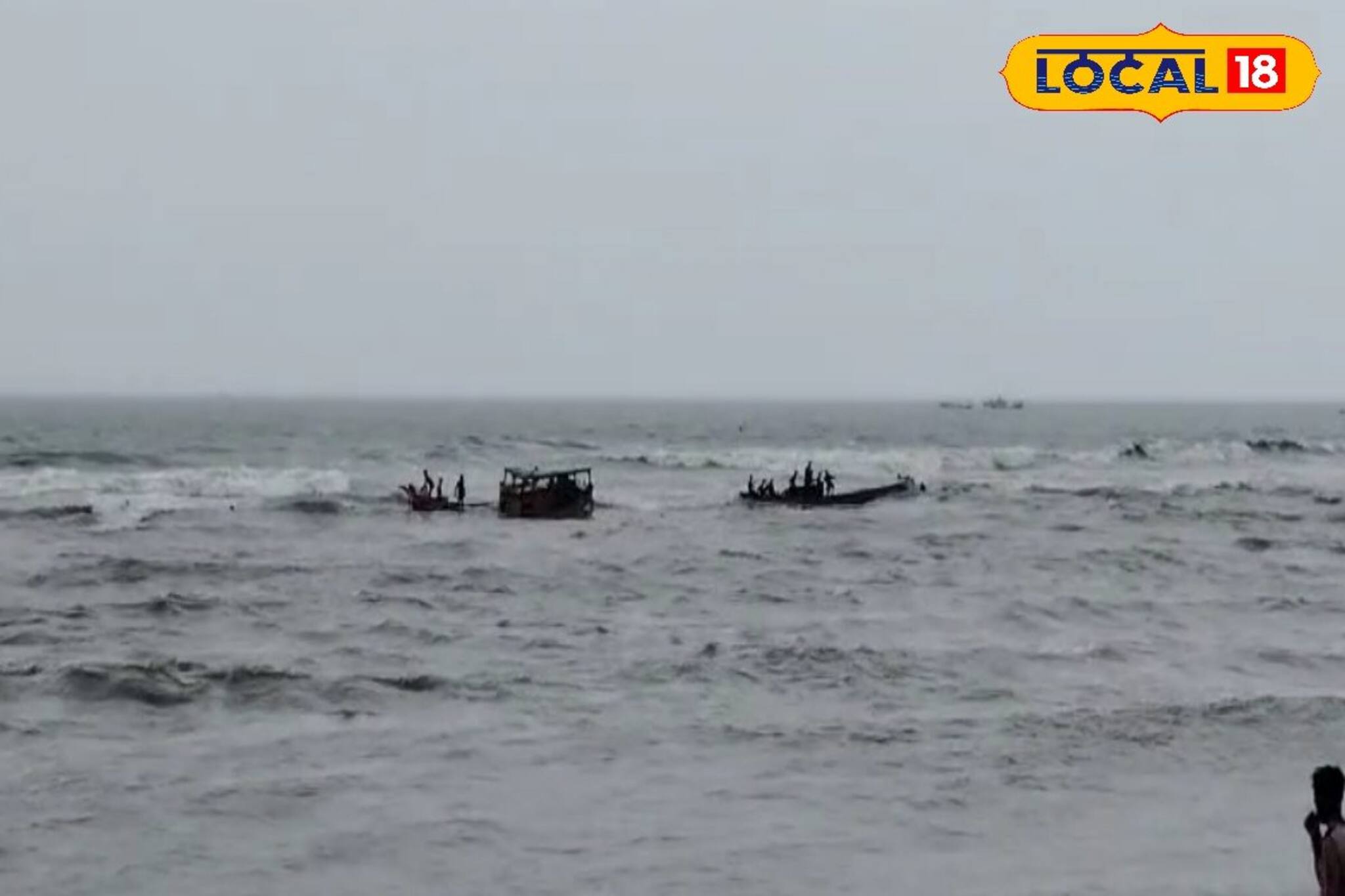 অশান্ত সমুদ্র! সাগরে ঢেউয়ের ধাক্কায় উলটে গেল ৩ টি ট্রলার, আহত ২