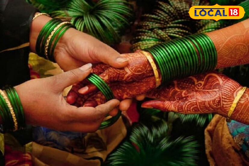 *আজ শ্রাবণ মাসের প্রথম সোমবার। শ্রাবণ মাসে বিবাহিতা মহিলাদের সবুজ রঙের চুড়ি হাতে পরা উচিত। যে সব মহিলারা শ্রাবণ মাসে হাতে সবুজ রঙের চুড়ি পরেন, ভোলেনাথ তাঁদের প্রতি প্রীত হন বলে প্রচলিত বিশ্বাস। এছাড়া শ্রাবণ মাসে বিবাহিতা মহিলাদের অতি অবশ্যই মঙ্গলসূত্র পড়ে থাকা দরকার।