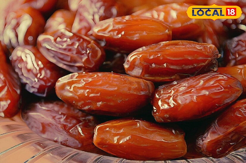 শুঁকনো খেজুরে রয়েছে ফসফরাস এবং ক্যালসিয়াম। দাঁতের জন্যে এই দুই খনিজ দারুণ উপকারী। বয়সকালে হাড় ক্ষয়ে যাওয়া বা অস্টিওপোরেসিসের সমস্যা রুখে দিতে পারে শুকনো খেজুর।