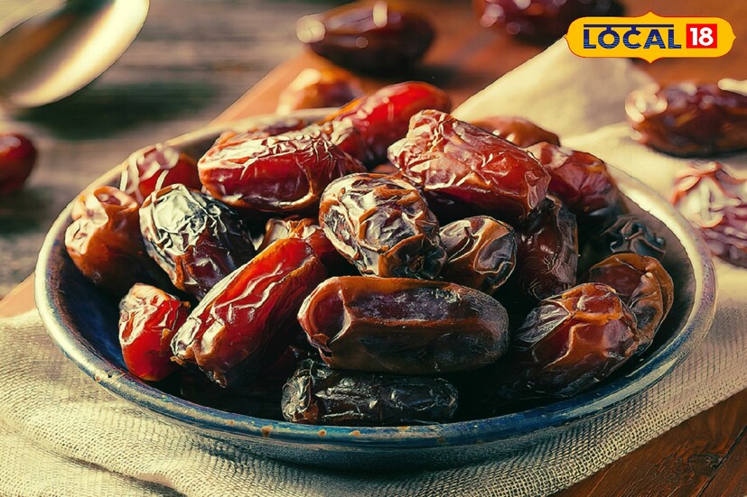 বয়স বাড়ার সঙ্গে সঙ্গে রক্তে হিমোগ্লোবিনের মাত্রা কমে যায় অনেকের। তাই আয়রন সমৃদ্ধ খাবার খেতে হবে। রোজ একটা-দু’টি খেজুর খান। তবে চিকিৎসকের পরামর্শ না নিয়ে বাজারচলতি কোনও সাপ্লিমেন্ট খাওয়া যাবে না।