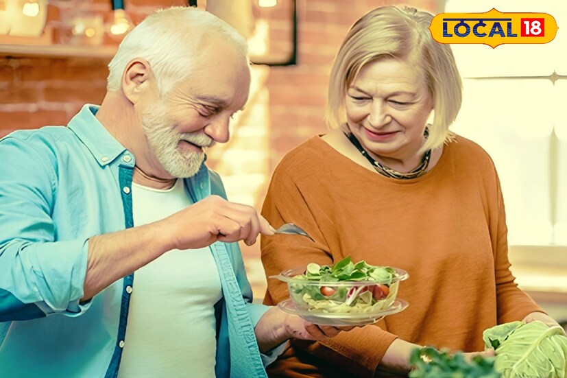 এই বয়সে বেশি ভারী খাবার না খেয়ে, বার বার অল্প করে খেতে হবে। বাড়িতে তৈরি কম তেল-মশলার খাবার খাওয়া উচিত। চিবিয়ে খেতে সমস্যা হলে ফলের রস তৈরি করে খাওয়া যেতেই পারে।