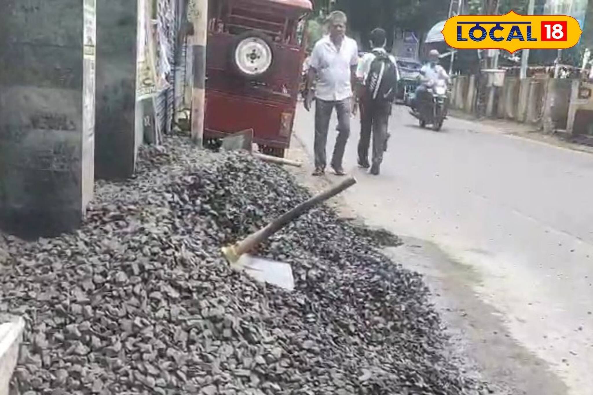 জিটি রোডের ফুটপাথ প্রোমোটারদের দখলে, রাস্তার ধারে ইমারতি দ্রব্যের পাহাড়!