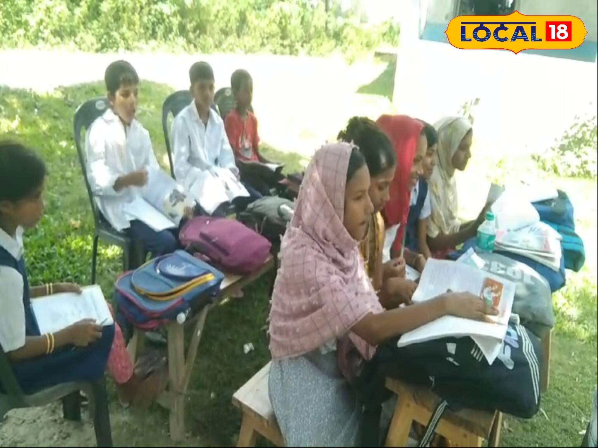 স্কুল আছে, শিক্ষক‌ও আছেন শুধু নেই ক্লাসরুম! এ এক আজব জায়গা