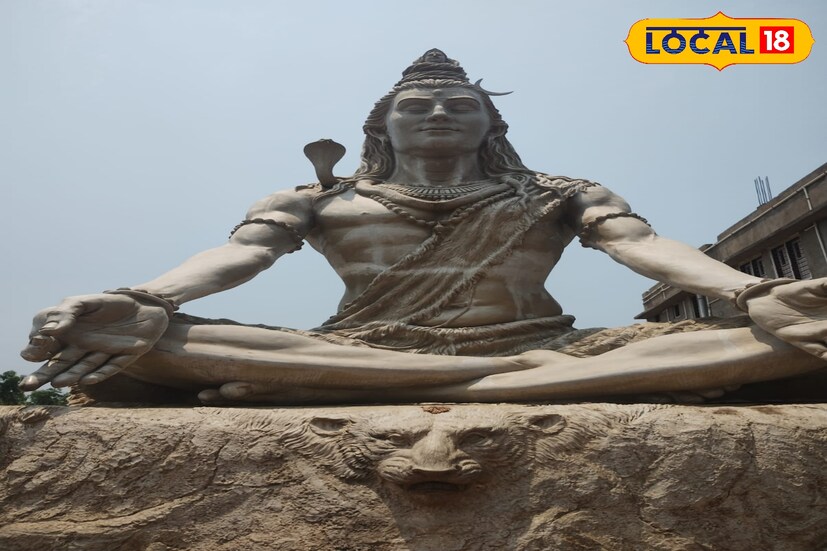 মন্দিরটিতে শিবভক্ত অর্থাৎ শৈব, কালীভক্ত অর্থাৎ শাক্ত এবং রাধাকৃষ্ণ ভক্ত অর্থাৎ বৈষ্ণব। হিন্দুধর্মের এই তিন ভিন্ন ধারার সমন্বয় ঘটেছে বলে মন্দিরটির নাম দেওয়া হয়েছে ত্রিধারা মিলন মন্দির।