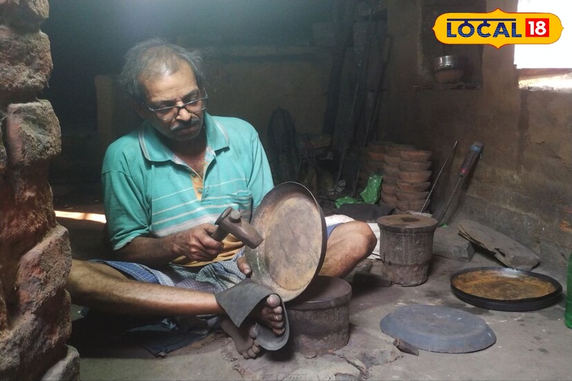 তারপর সেই ঘোলাটে থালাটি পালিশ করবার মেশিনে রেখে কুড়ে কুড়ে আনা হয় চোখ ধাঁধানো উজ্জ্বলতা। শুধুমাত্র কাঁসার থালা জাতীয় পাত্র তৈরি হয় এই গ্রামে। নবদ্বীপে যায় অধিকাংশ কাঁসার বাসন। তারপর মহাজনেরা সেখান থেকে ডিস্ট্রিবিউর করেন বাসন গুলি। 