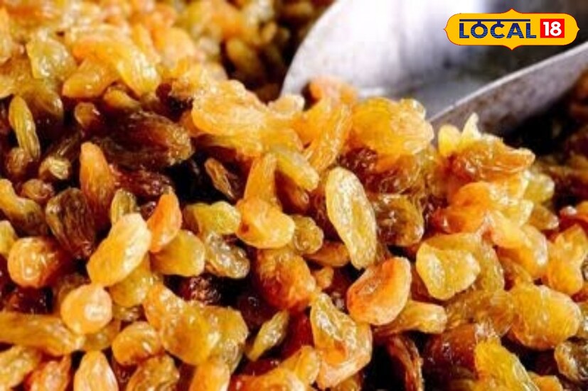 কিশমিশে থাকে প্রচুর পরিমাণে পটাশিয়াম, যা রক্তচাপ নিয়ন্ত্রণ করে এবং হার্টের স্বাস্থ্য ভাল রাখে। কোলেস্টেরল দূরে রাখতেও সাহায্য করে কিশমিশ। 