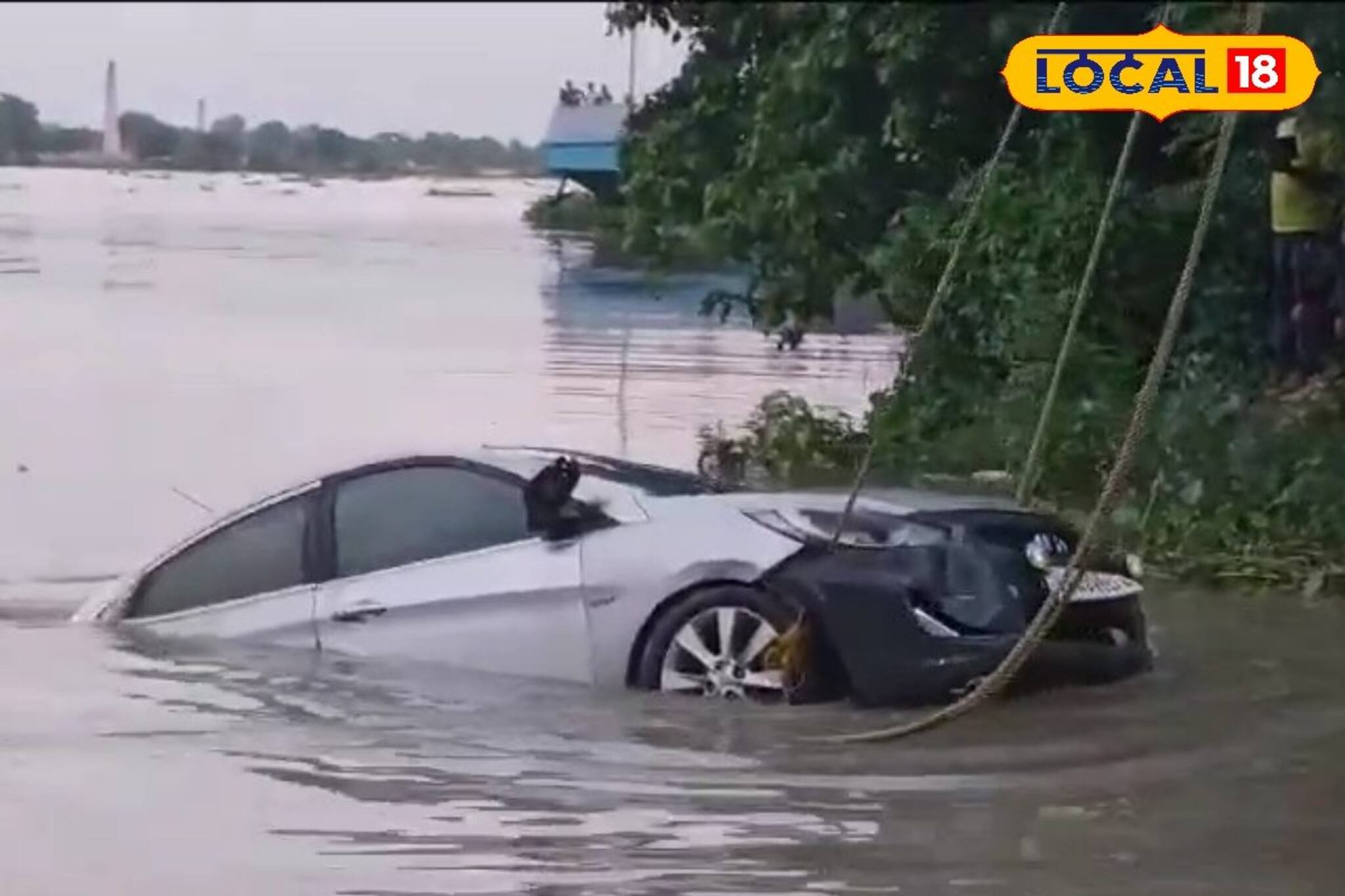 চালক ছাড়াই ছুটল গাড়ি! সোজা ঝাঁপ গঙ্গায়, পাড়ে দাঁড়িয়ে তাজ্জব পরিবার, ভাইরাল ভিডিও