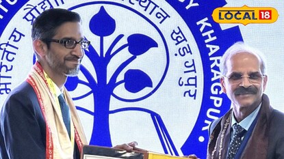 সম্মান তুলে দেওয়া হচ্ছে সুন্দর পিচাই এর হাতে