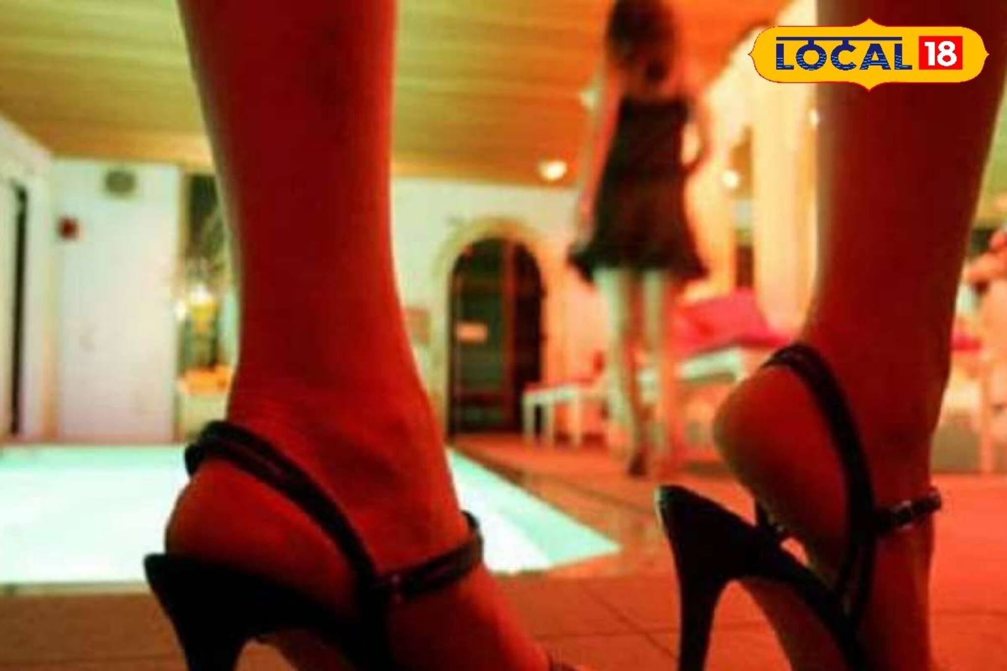 কাজ চলছিল! তা বলে এই এলাকায় এই সব, পুলিশ এসে যা যা পেল, লজ্জা-লজ্জা