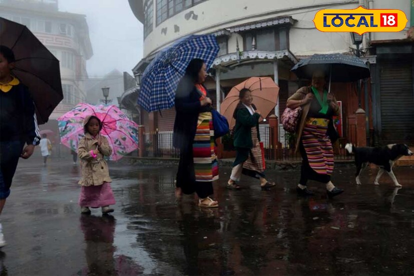 মঙ্গলবার ভারী বৃষ্টির সম্ভাবনা দার্জিলিং এবং কালিম্পং জেলাতে। বাকি জেলাতে বজ্রবিদ্যুৎসহ হালকা থেকে মাঝারি বৃষ্টির সম্ভাবনা আছে। 