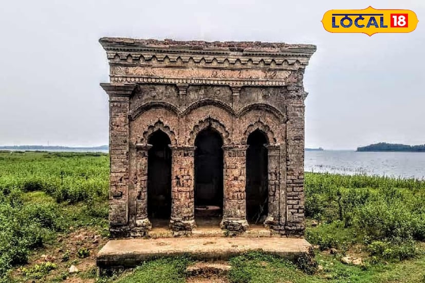 মুকুটমণিপুরের খুব কাছে পুড্ডির লক্ষ্মী জনার্দন মন্দির। যা বেশিরভাগ সময় থাকে জলের তলায়।