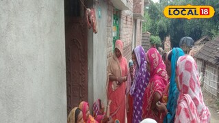 চিন্তিত জখম রেল যাত্রীদের পরিবারের লোকেরা