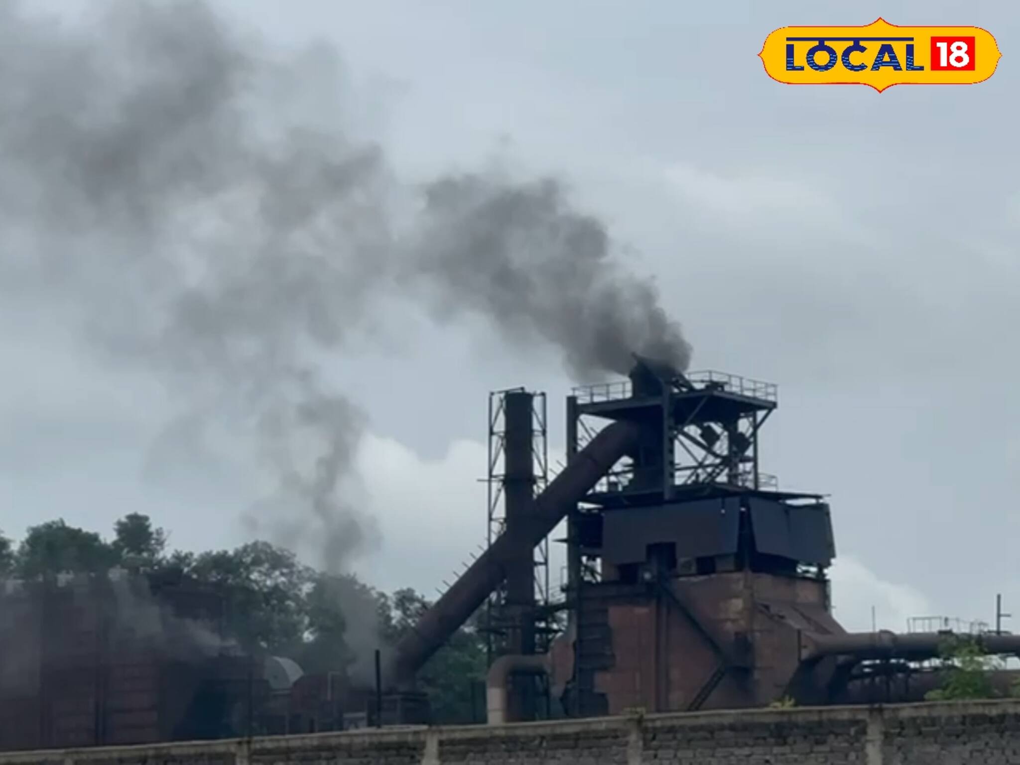 কারখানার বিষাক্ত ধোঁয়া থেকে বাসিন্দারা আক্রান্ত হচ্ছেন চর্মরোগ, ক্যানসারে