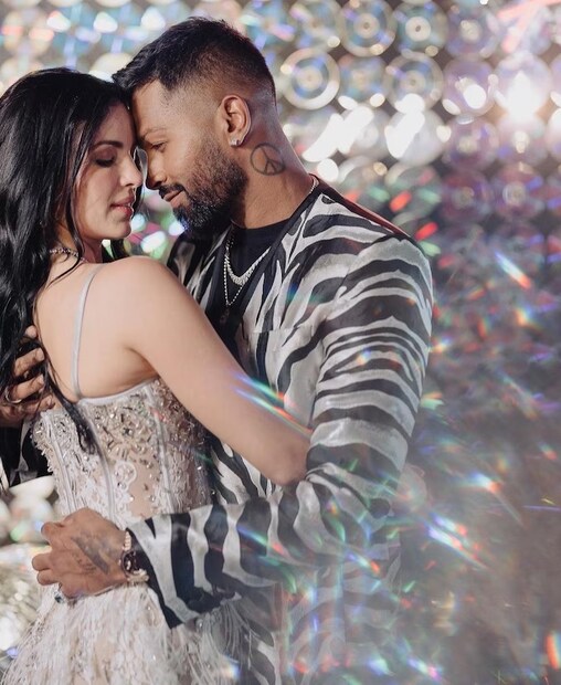 :  হার্দিক পান্ডিয়া এবং নাতাশা স্ট্যানকোভিচ আর স্বামী-স্ত্রী নন। যা নিয়ে দীর্ঘ ২-৩ মাস ধরে তোলপাড় চলছিল, যা এখন সত্যি৷  তাঁদের ডিভোর্সের বিষয়টি নিশ্চিত করেছেন দুজনেই৷ দম্পতি ইনস্টাগ্রামে একটি যৌথ বিবৃতি জারি করে বলেছেন যে তাঁরা পারস্পরিক সম্মতিতে আলাদা হওয়ার সিদ্ধান্ত নিয়েছেন। তবে এই বিবাহবিচ্ছেদের পরেই একাধিক প্রশ্ন সামনে এসেছে৷  একটি বড় প্রশ্ন নাতাশা স্ট্যানকোভিচের মোট সম্পদ কত? দ্বিতীয় প্রশ্ন হার্দিক পান্ডিয়াকে তাঁর সম্পত্তি থেকে কত ভাগ দিতে হবে অভিনেত্রীকে?  পাশাপাশি  এখন আরও একটা প্রশ্ন ছেলে অগস্ত্যের হেফাজত পাবে কে?