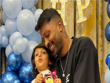 আজ হার্দিক পান্ডিয়ার ছেলের জন্মদিন 