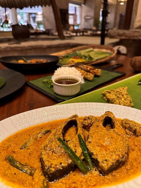 তাজ তাল কুটির, কলকাতা: ‘দ্য বারান্দা’, ইলিশ উৎসব। শুরু ১৯ জুলাই থেকে। চলবে ১৫ সেপ্টেম্বর পর্যন্ত। সময়: মধ্যাহ্নভোজ – দুপুর সাড়ে ১২টা থেকে সাড়ে ৩টে এবং সান্ধ্যভোজ – সন্ধ্যা ৭টা থেকে রাত ১১টা পর্যন্ত। মেনু: দ্য বারান্দার জনপ্রিয় শেফরা মেনুতে রাখছেন স্মোকড ইলিশ, ইলিশ ভাপা, ইলিশ পাতুরি, ইলিশ ভাজা এবং ইলিশ পোলাও। বর্ষা উপভোগ করতে করতে ইলিশে কামড়, এর থেকে রাজকীয় আর কিছু হয় না কি! দাম: দু’জনের খাওয়া খরচ ৪ হাজার টাকা (শর্তাবলী প্রযোজ্য) সঙ্গে ট্যাক্স। রিজার্ভেশনের জন্য +৯১ ৯১৪৭৩৮৩২৪২ নম্বরে ফোন করতে হবে।