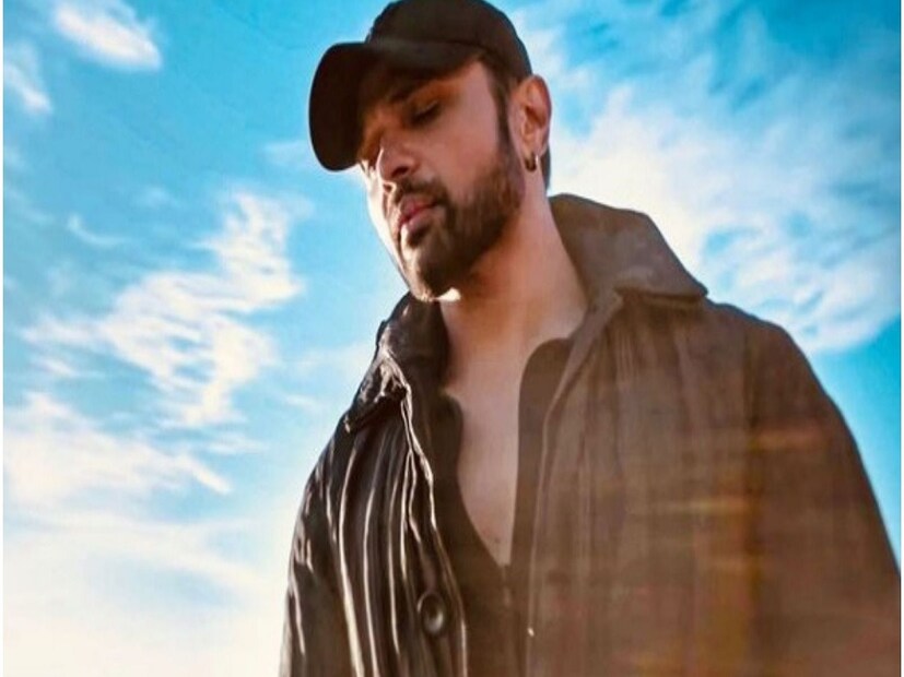 *হিমেশ রেশমিয়া প্রথম ভারতীয় যিনি লন্ডনের ওয়েম্বলে স্টেডিয়ামে পারফর্ম করেছেন। প্রায় ২৪ বছর ধরে ফিল্ম ইন্ডাস্ট্রি কাঁপাচ্ছেন হিমেশ রেশমিয়া। তিনি এমন একজন তারকা যিনি মিউজিক ভিডিও এবং লাইভ শো থেকে প্রচুর আয় করেন। হিমেশের মোট সম্পত্তির পরিমাণ ৮০ কোটি টাকারও বেশি। কোটি টাকার বিলাসবহুল গাড়ি রয়েছে হিমেশের। এইচআর নামে তাদের একটি মিউজিক স্টুডিও রয়েছে। গান গাওয়ার পাশাপাশি স্টেজ শো থেকেও প্রচুর অর্থ উপার্জন করেন হিমেশ রেশমিয়া। ছবি সৌজন্যে-@realhimesh/ইনস্টাগ্রাম